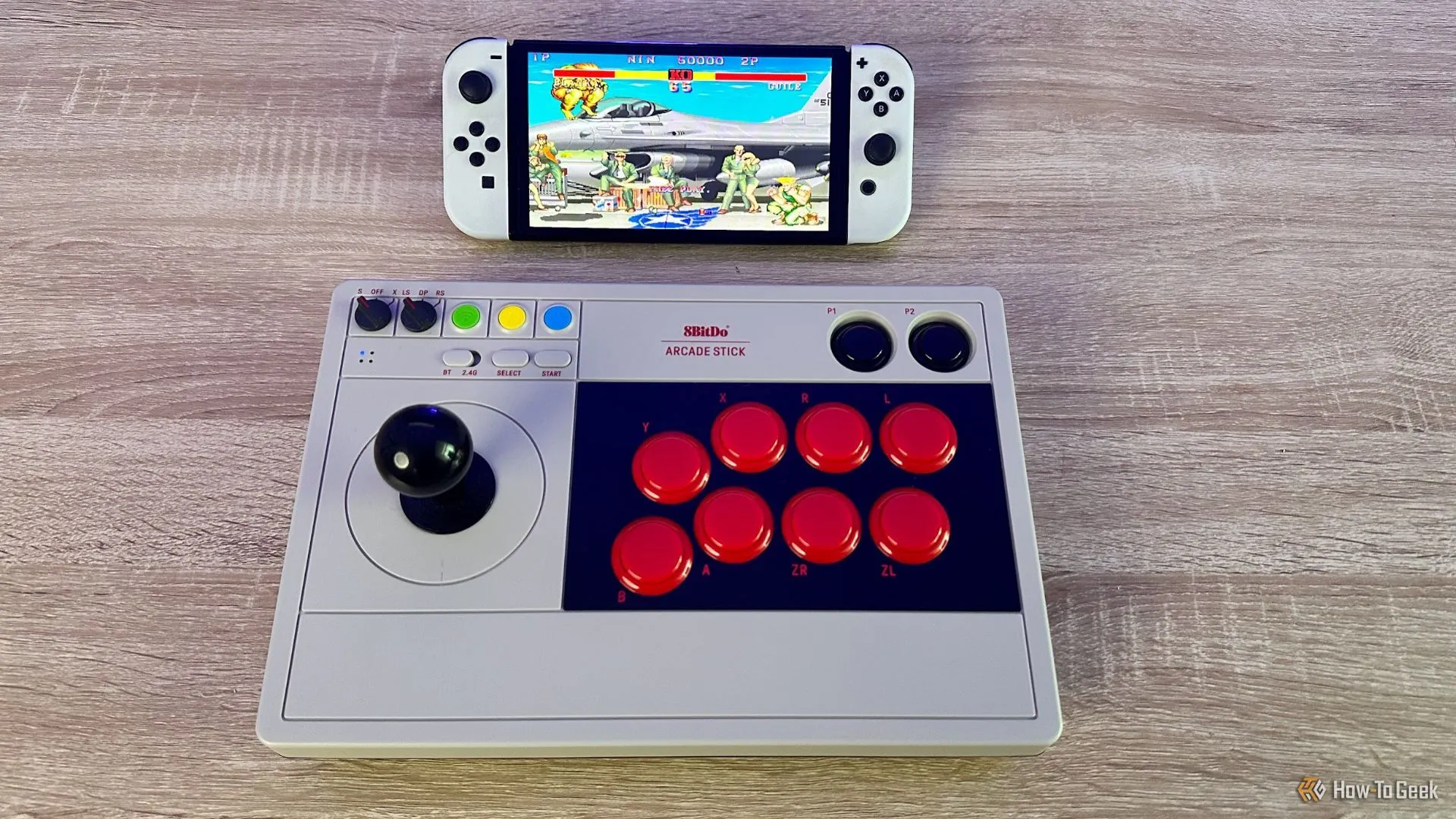 8BitDo Arcade Stick đang được sử dụng để chơi Street Fighter 2 trên một máy Nintendo Switch OLED, tái hiện trải nghiệm arcade.