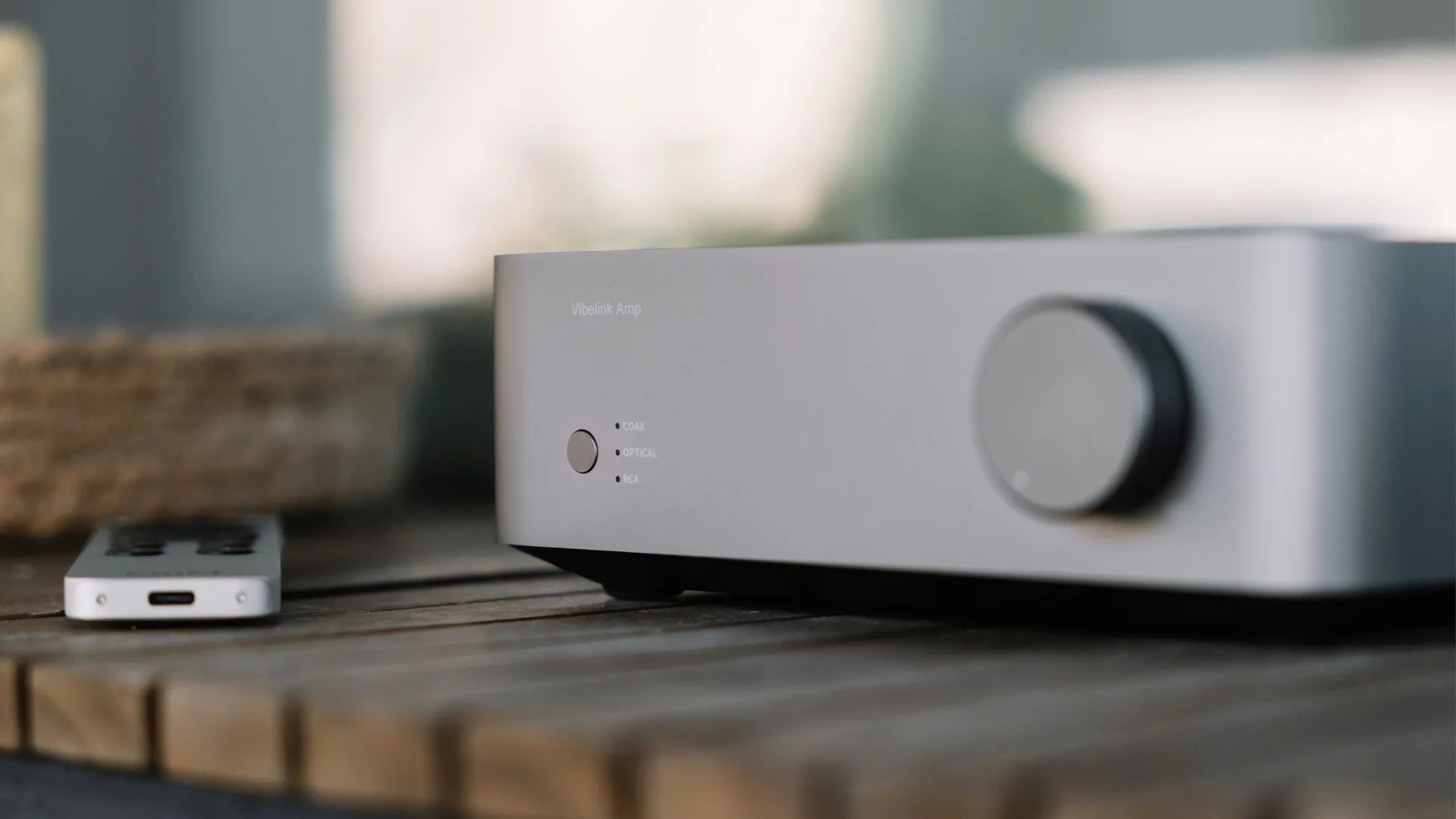 Amply WiiM Vibelink Amplifier màu đen, đặt trên bàn, với các nút điều khiển và cổng kết nối phía trước