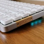 Bàn phím cơ không dây Lofree Flow84 với hệ thống đèn viền LED, cho thấy khả năng kết nối Bluetooth linh hoạt với nhiều thiết bị.
