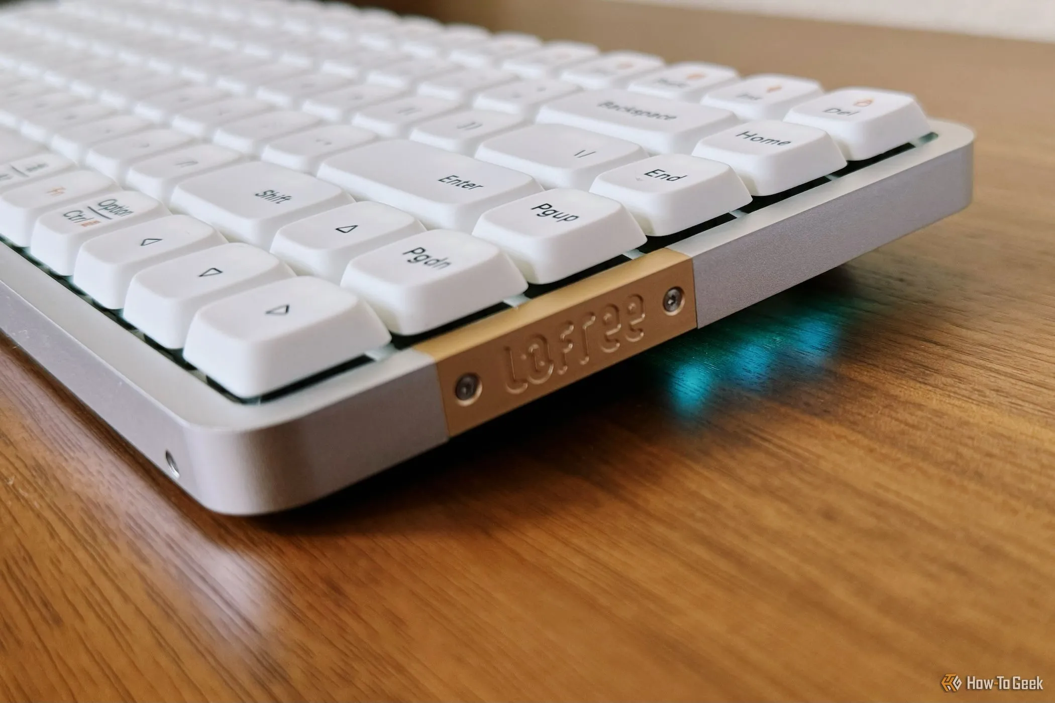 Bàn phím cơ không dây Lofree Flow84 với hệ thống đèn viền LED, cho thấy khả năng kết nối Bluetooth linh hoạt với nhiều thiết bị.