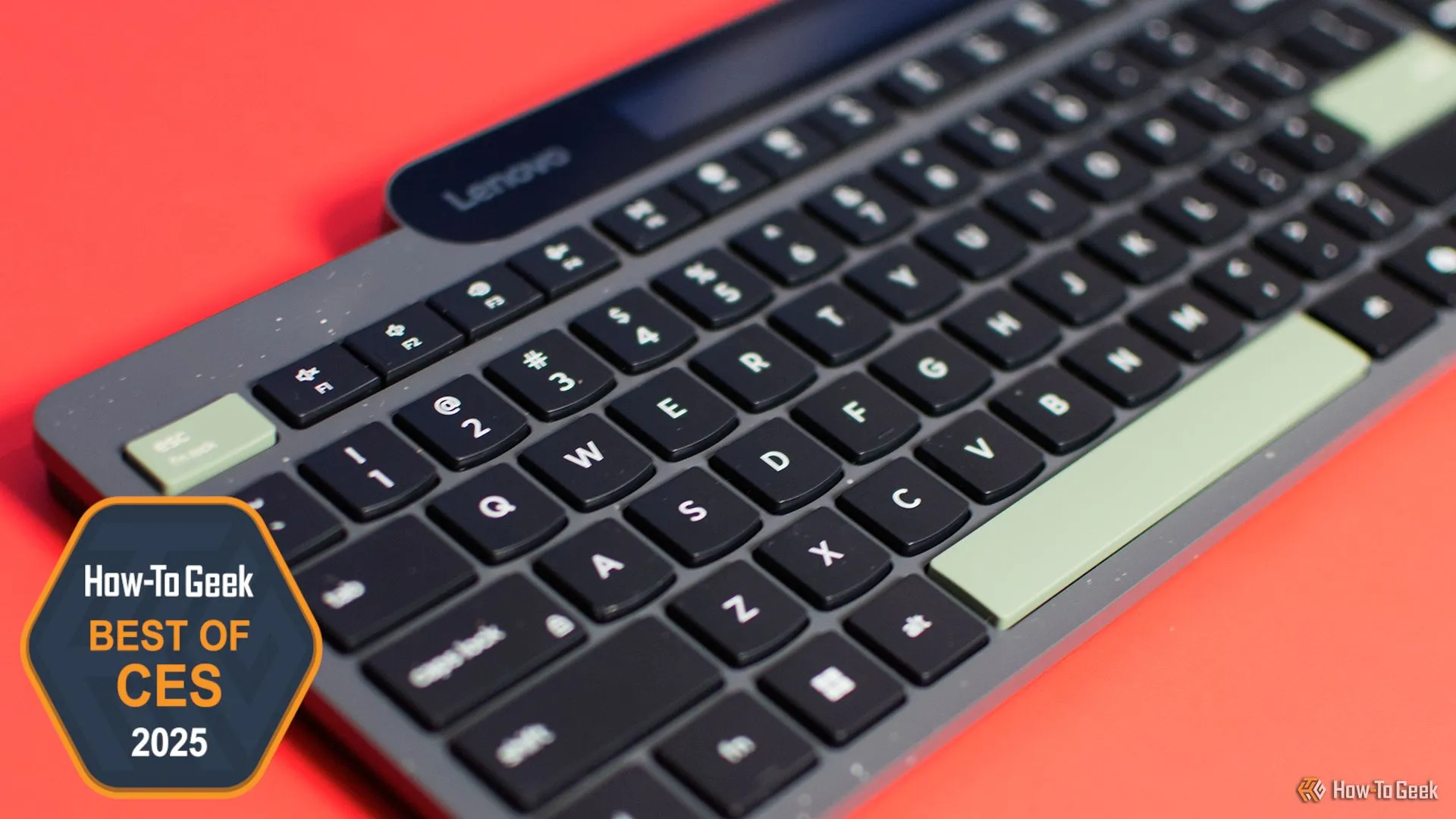 Bàn phím không dây tự sạc Lenovo sử dụng năng lượng mặt trời, một trong những thiết bị độc đáo tại CES 2025