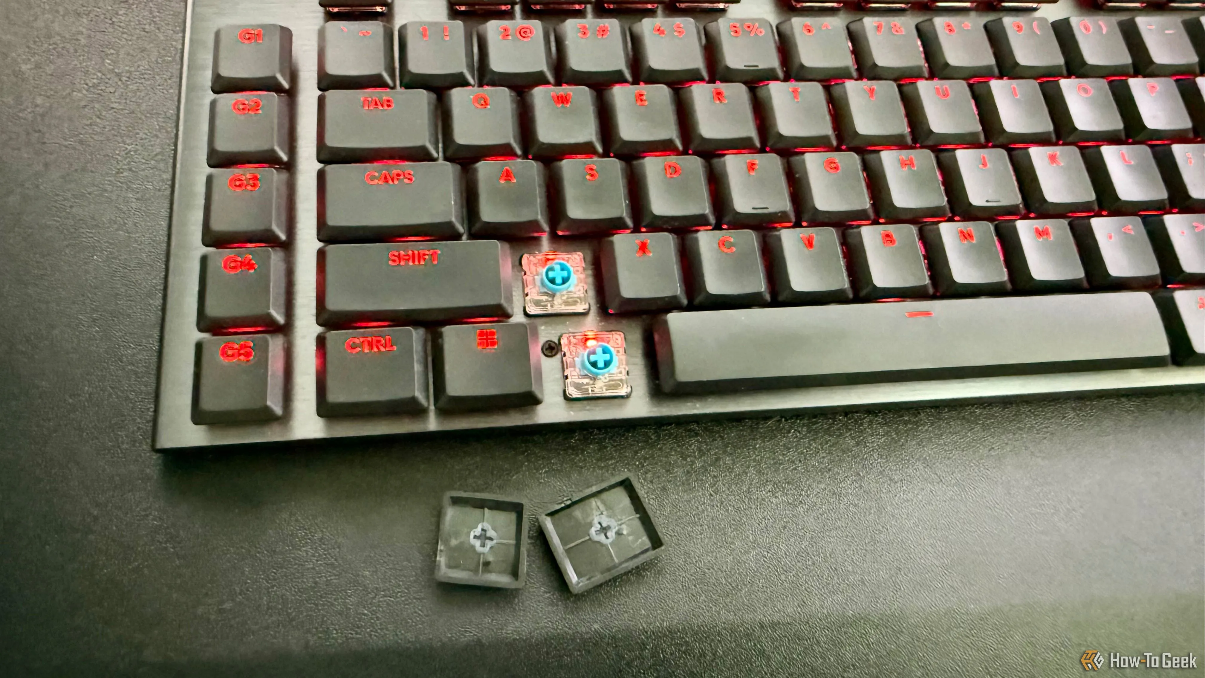 Bàn phím Logitech G915 X Lightspeed với hai keycap được tháo rời, cho thấy switch GL low-profile