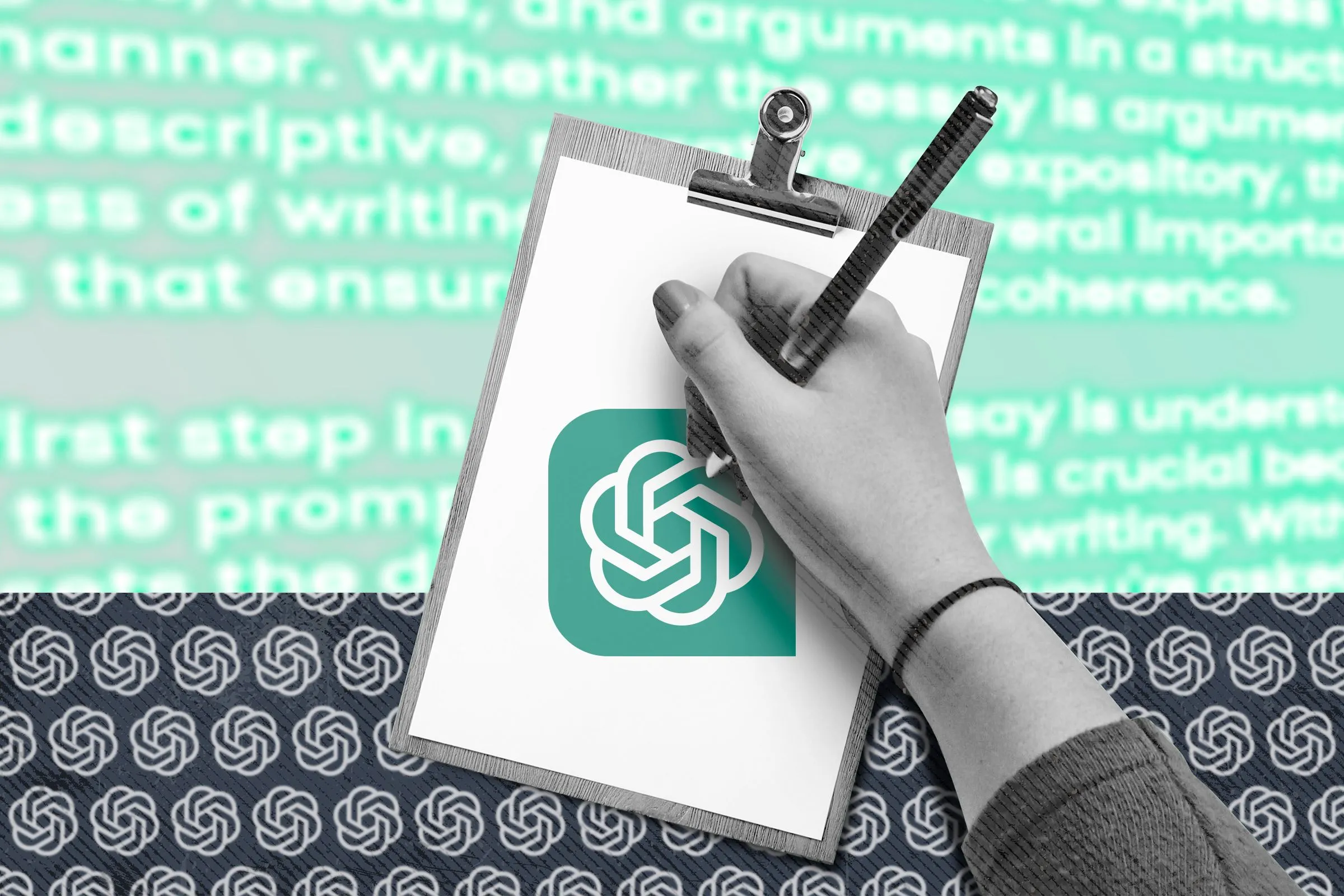 Bàn tay đang cầm bút viết trên bảng kẹp có logo ChatGPT, minh họa khả năng hỗ trợ viết lách và sáng tạo nội dung của AI chatbot.