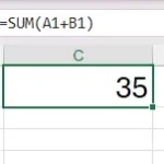 Bảng Excel hiển thị công thức SUM trong ô C1 và trên thanh công thức, minh họa cách Excel tính tổng giá trị.