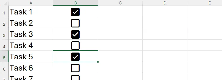 Bảng tính Excel với danh sách công việc ở cột A và các ô kiểm (checkbox) ở cột B, minh họa việc sử dụng phím Spacebar.