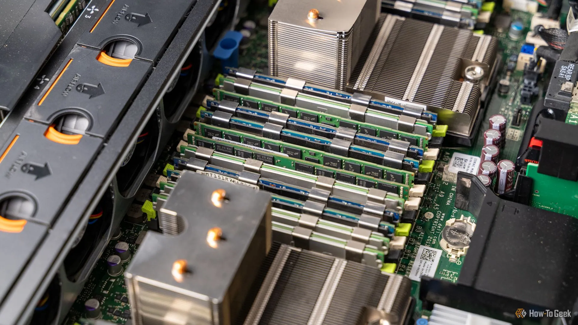 Bên trong máy chủ lưu trữ Dell R720xd với tất cả các khe cắm RAM được lấp đầy, minh họa việc nâng cấp RAM