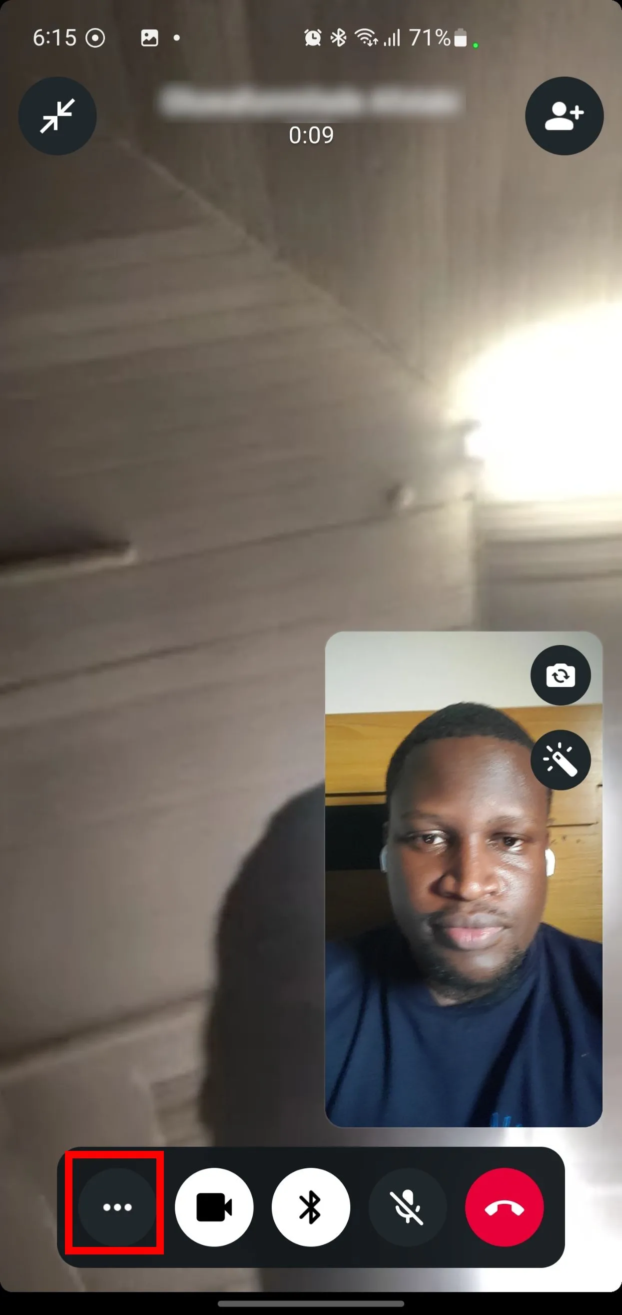 Biểu tượng ba chấm ngang trong cuộc gọi video nhóm WhatsApp.