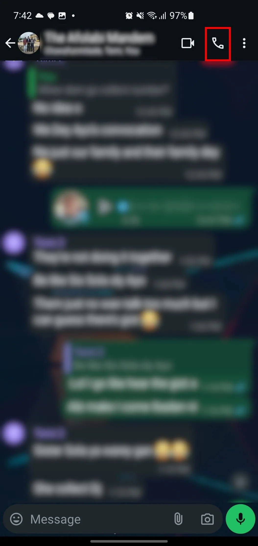 Biểu tượng cuộc gọi thoại trong giao diện nhóm chat WhatsApp.