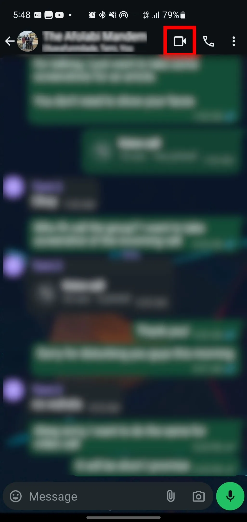 Biểu tượng cuộc gọi video trong giao diện nhóm chat WhatsApp.