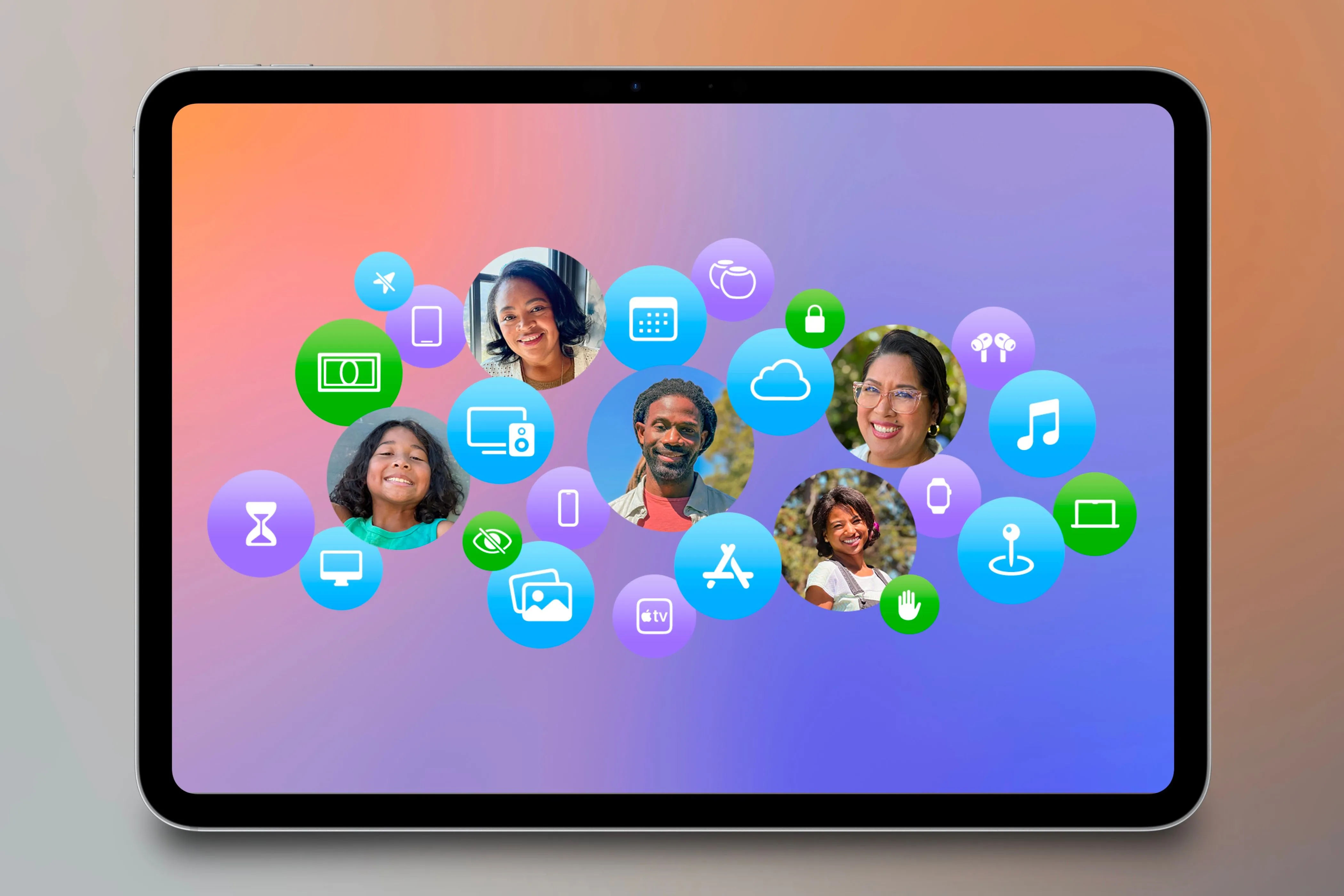 Biểu tượng Family Sharing hiển thị trên iPad với hình nền màu sắc.