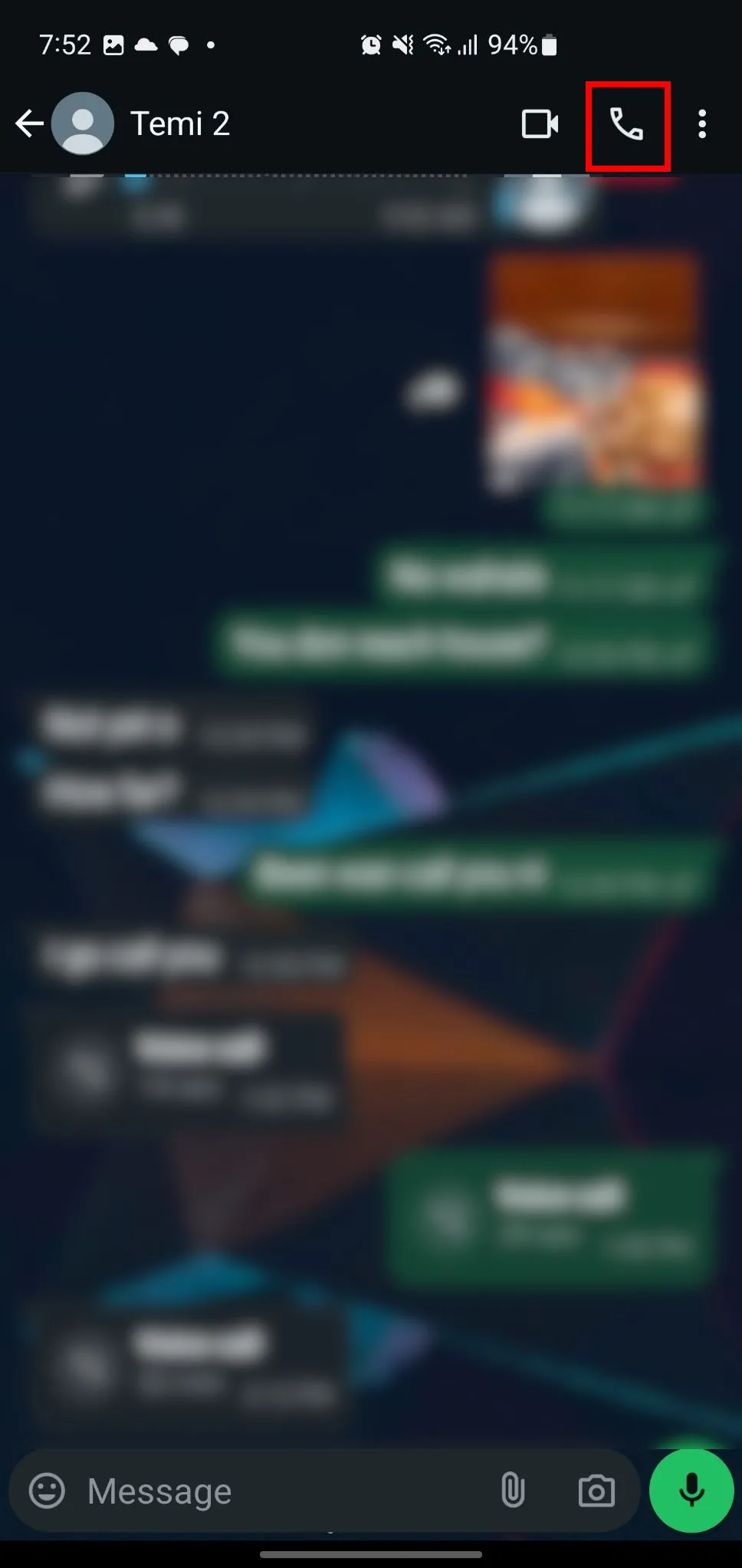 Biểu tượng gọi thoại trong tin nhắn trực tiếp WhatsApp.