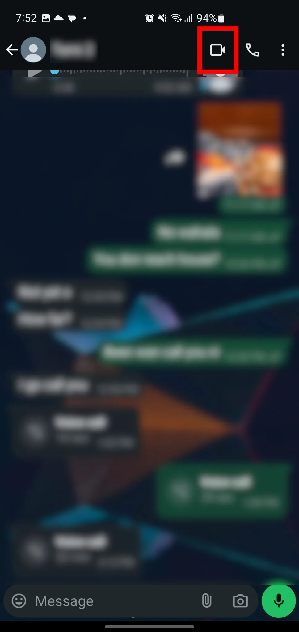 Biểu tượng gọi video trong tin nhắn trực tiếp WhatsApp.