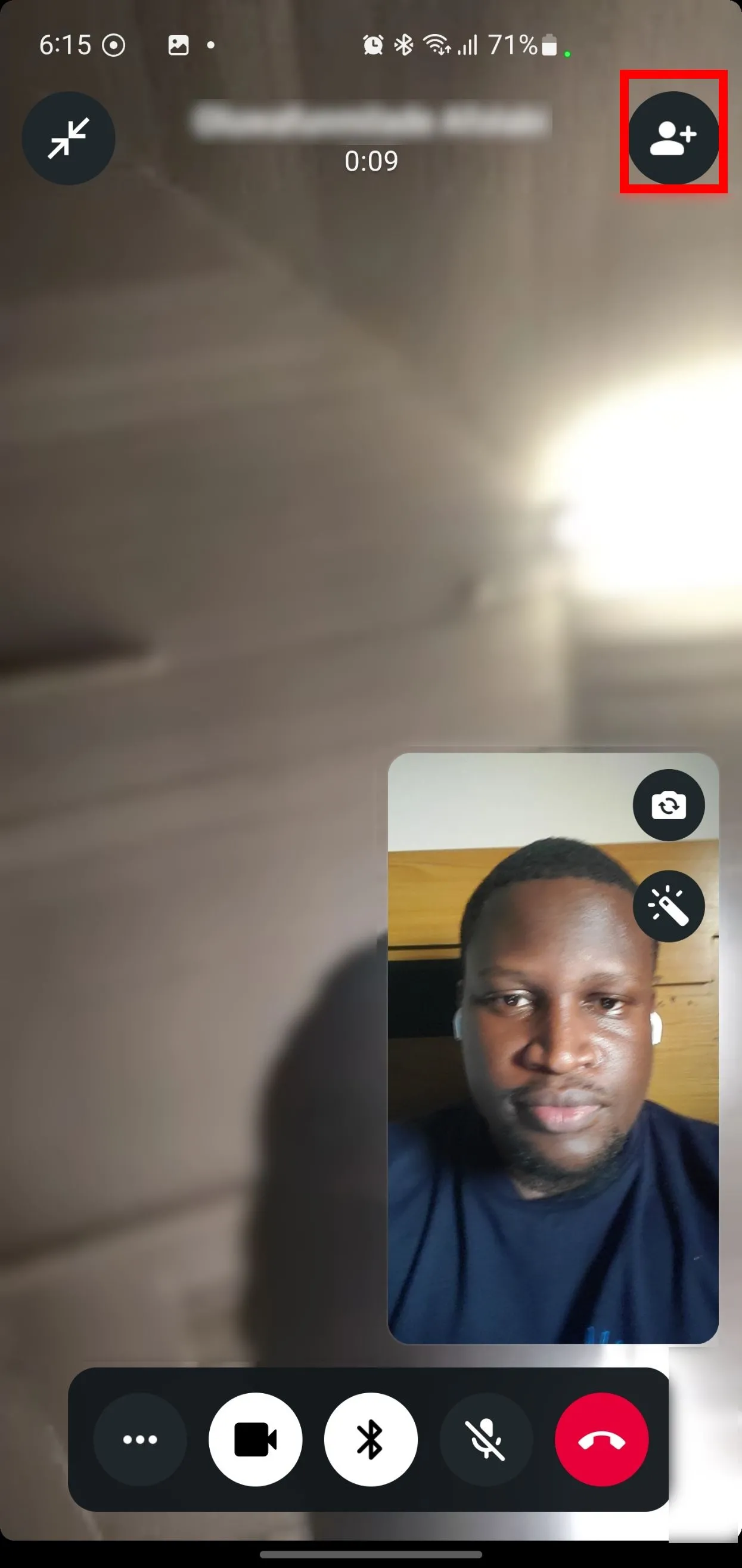 Biểu tượng thêm người vào cuộc gọi video WhatsApp.