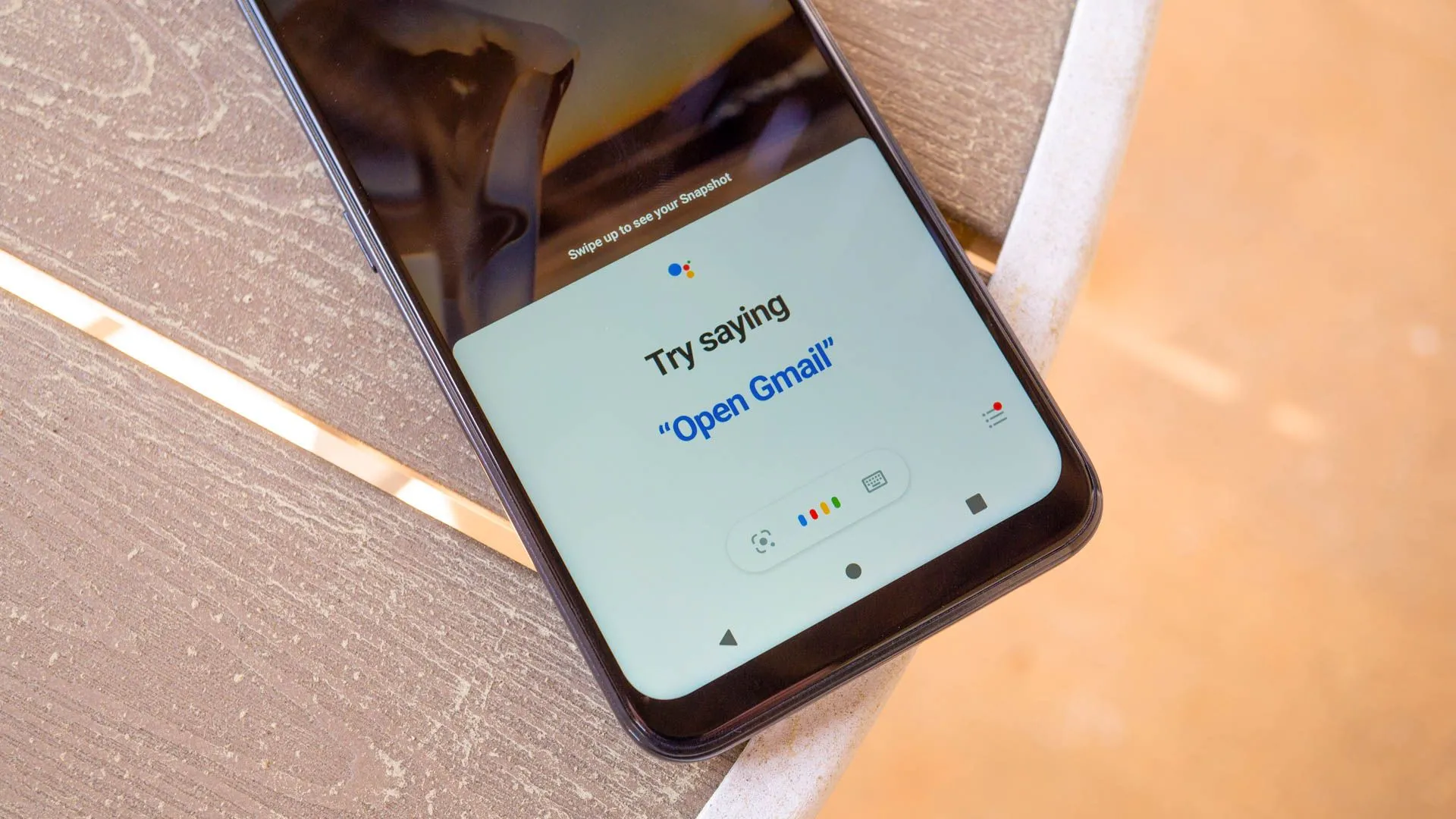 Biểu tượng trợ lý ảo Google Assistant màu sắc trên nền đen, hiển thị trên màn hình điện thoại