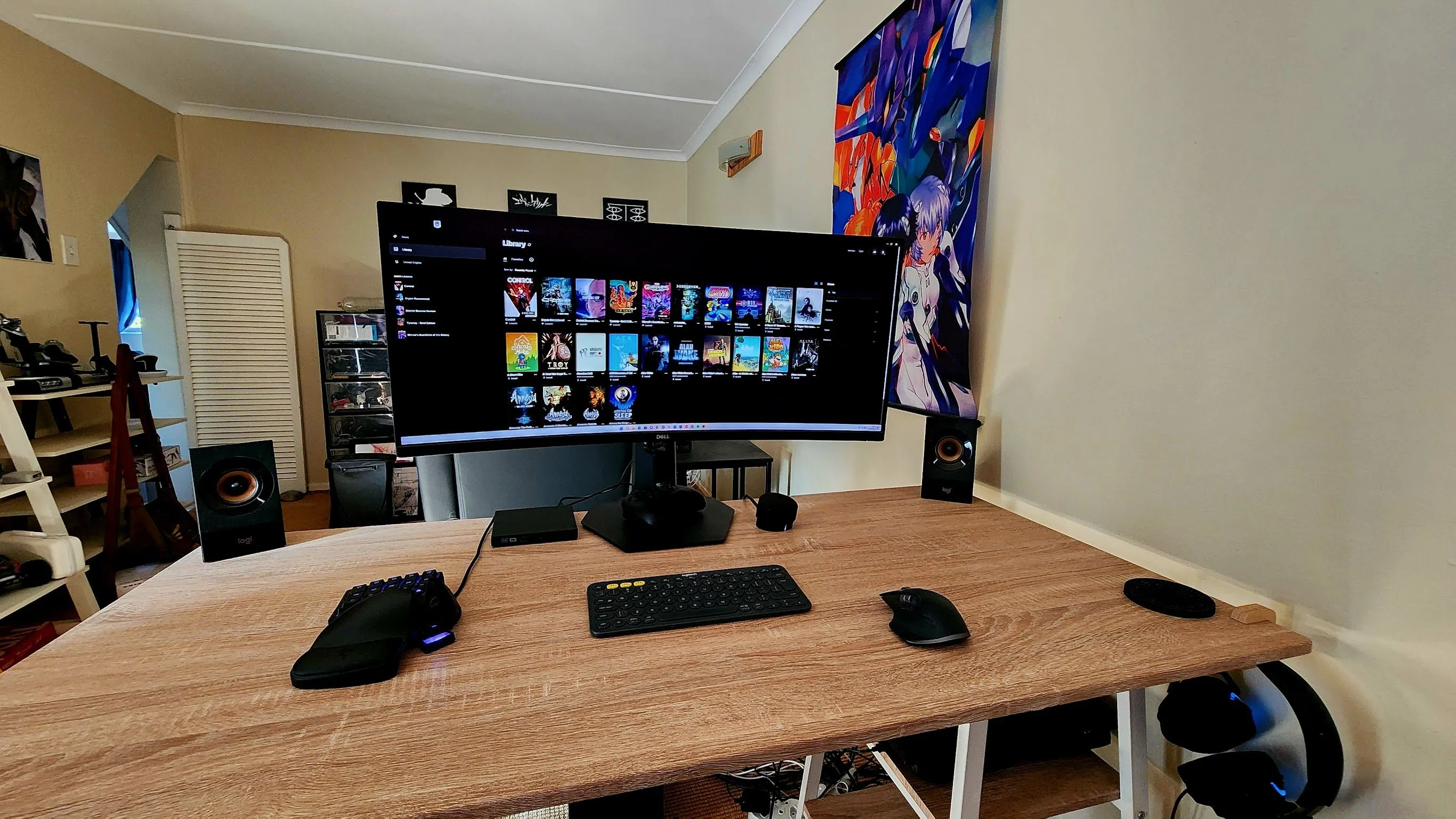 Bố cục bàn làm việc gọn gàng với bàn phím Razer Tartarus Pro, Logitech K380 và chuột Logitech MX Master 3.