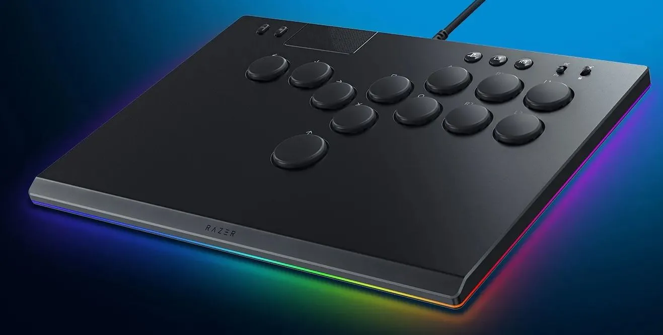 Bộ điều khiển all-button Razer Kitsune Chroma đặt trên bàn làm việc, thể hiện thiết kế sang trọng và hiện đại.