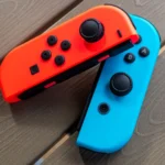 Bộ điều khiển Nintendo Switch Joy-Con đặt trên bàn thể hiện lỗi stick drift phổ biến