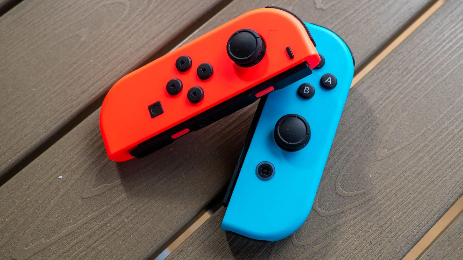 Bộ điều khiển Nintendo Switch Joy-Con đặt trên bàn thể hiện lỗi stick drift phổ biến