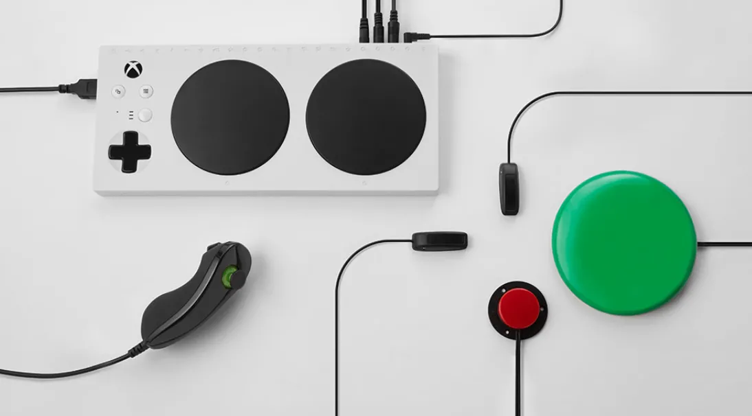 Bộ điều khiển Xbox Adaptive Controller kết nối với cần điều khiển, nút bấm lớn và các phụ kiện hỗ trợ qua cổng 3.5mm.