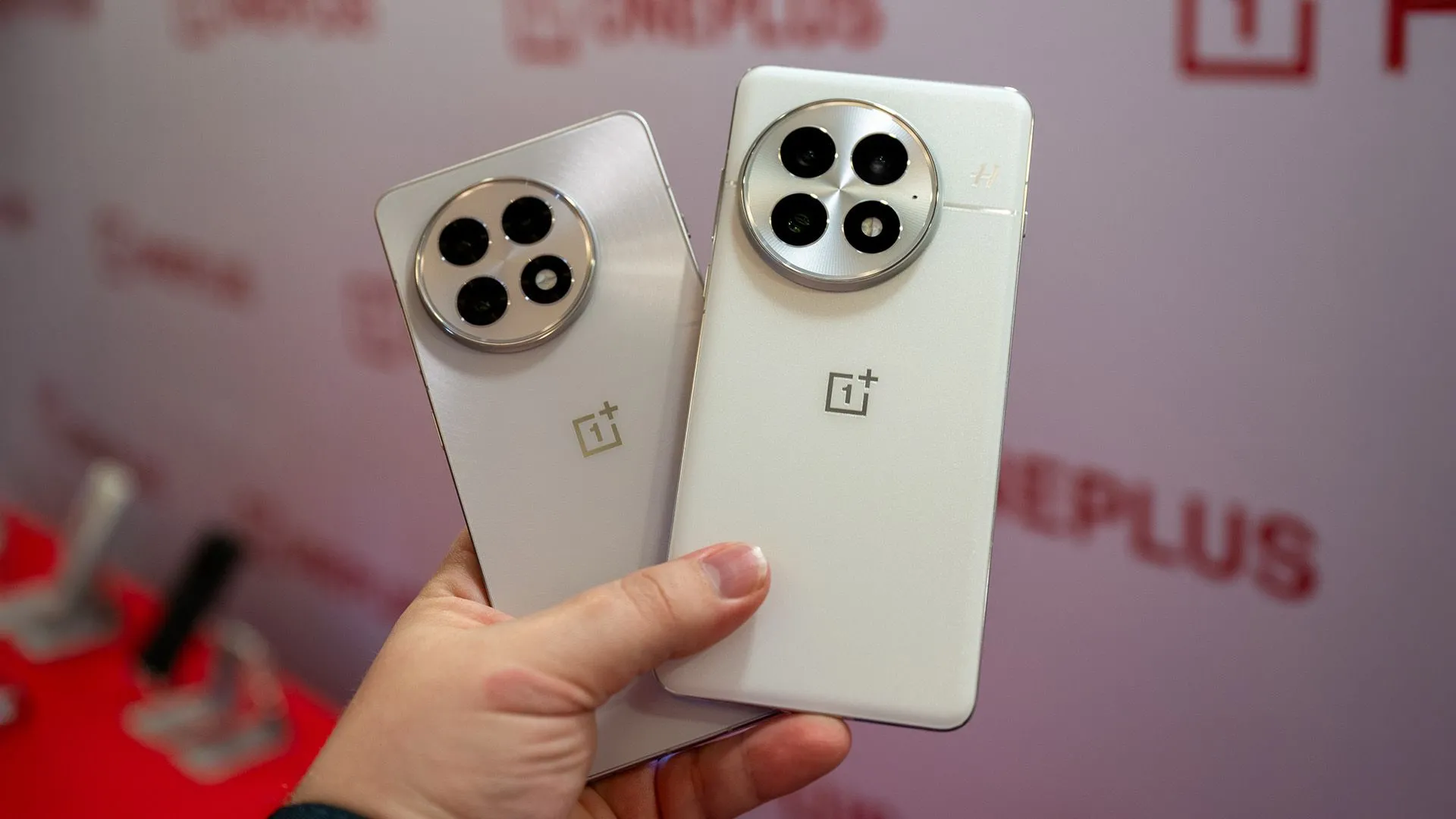 Bộ đôi smartphone OnePlus 13 và OnePlus 13R màu sắc hiện đại
