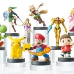 Bộ sưu tập mô hình Amiibo nhiều màu sắc trên kệ trưng bày, thể hiện sự đa dạng của dòng đồ chơi tương tác Nintendo.