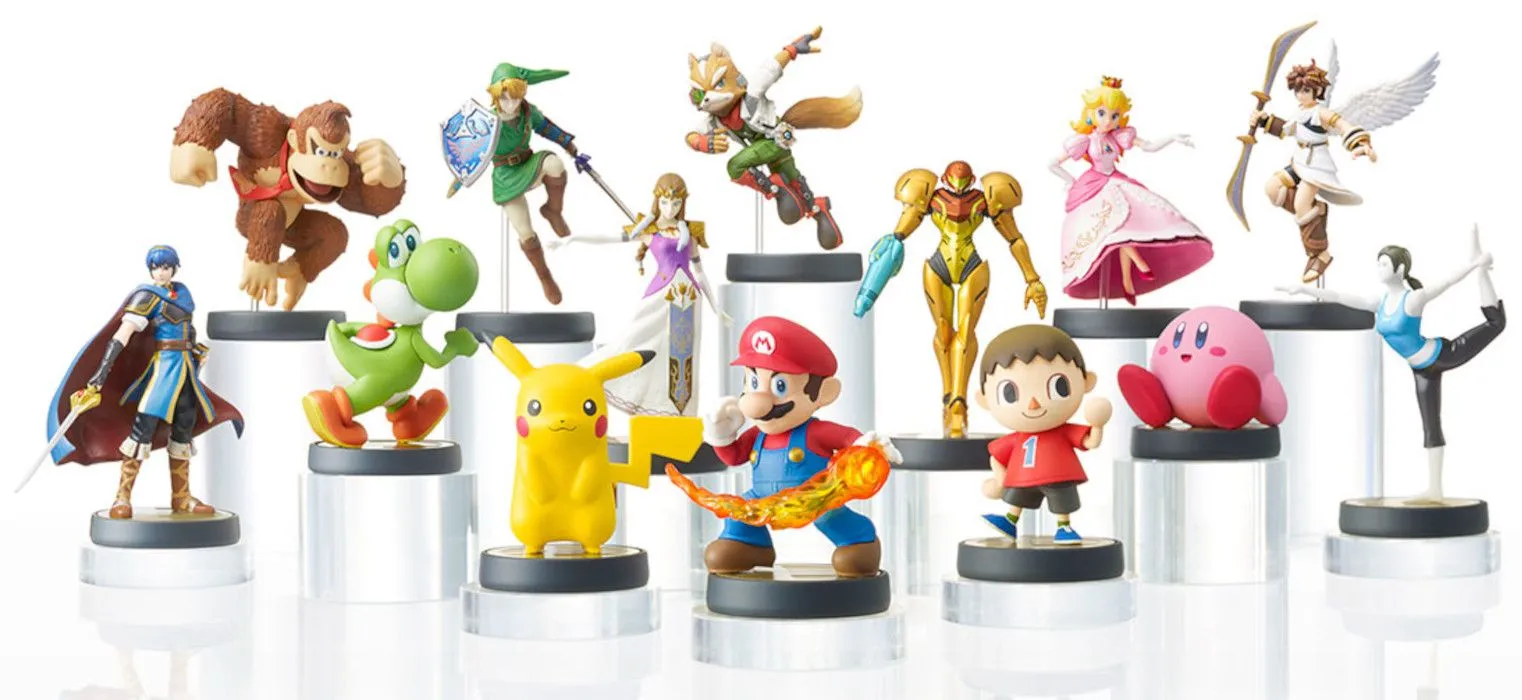 Bộ sưu tập mô hình Amiibo nhiều màu sắc trên kệ trưng bày, thể hiện sự đa dạng của dòng đồ chơi tương tác Nintendo.