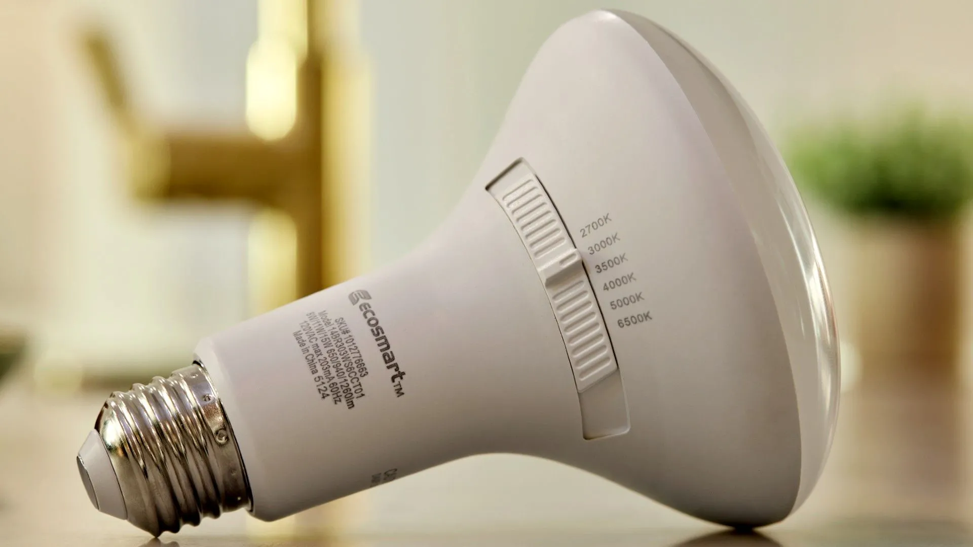 Bóng đèn thông minh EcoSmart hiển thị các chế độ ánh sáng khác nhau trên bảng màu