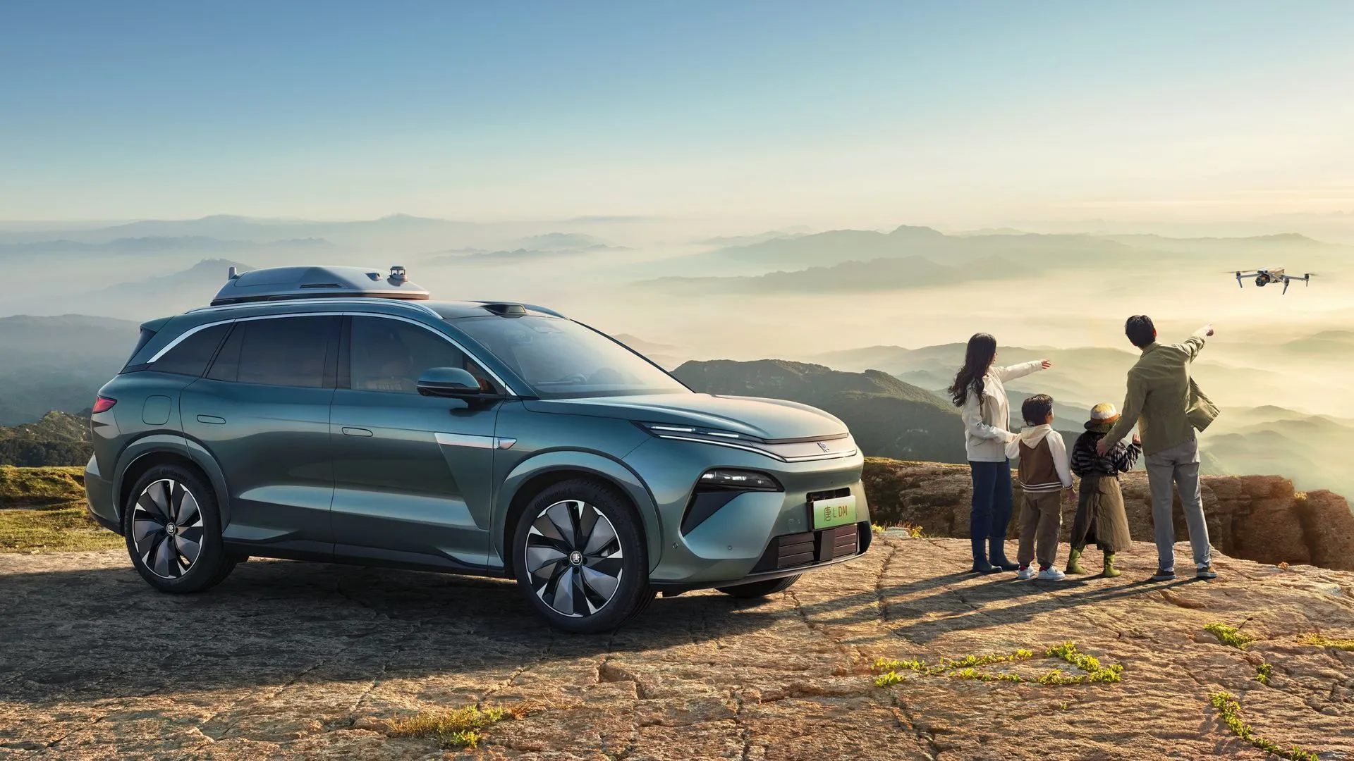 BYD Tang L và gia đình bên cạnh thể hiện sự rộng rãi, công nghệ cao của mẫu xe Han L và Tang EV được nâng cấp với khả năng sạc siêu tốc 10C.