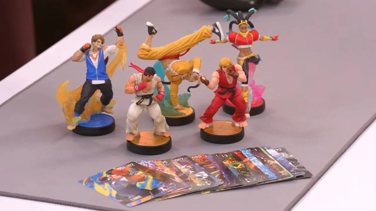 Các mô hình và thẻ bài Amiibo của Street Fighter 6, minh họa sự mở rộng của Amiibo sang các thương hiệu game không phải Nintendo.