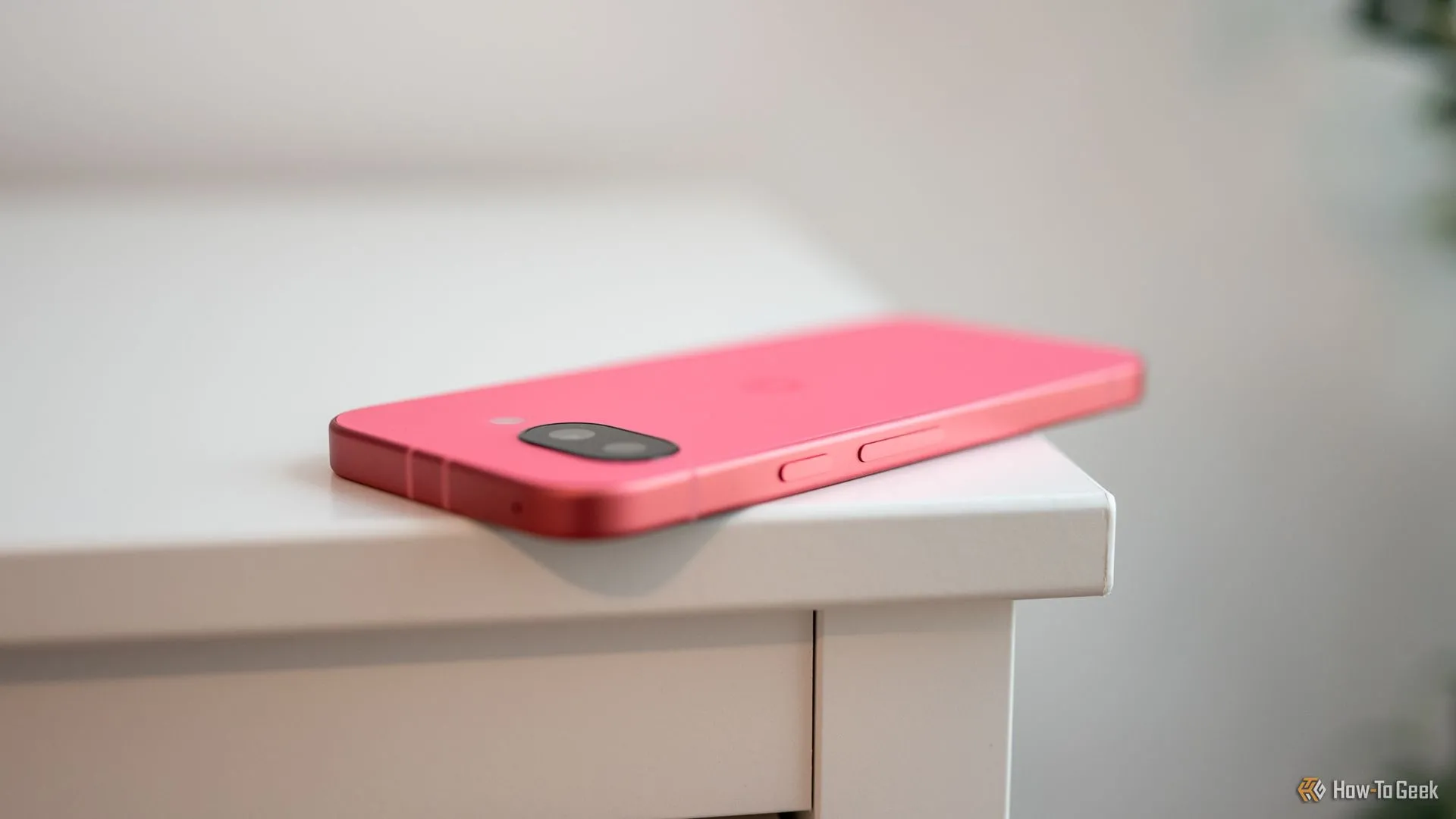Các nút nguồn và âm lượng trên cạnh phải của Google Pixel 9a.