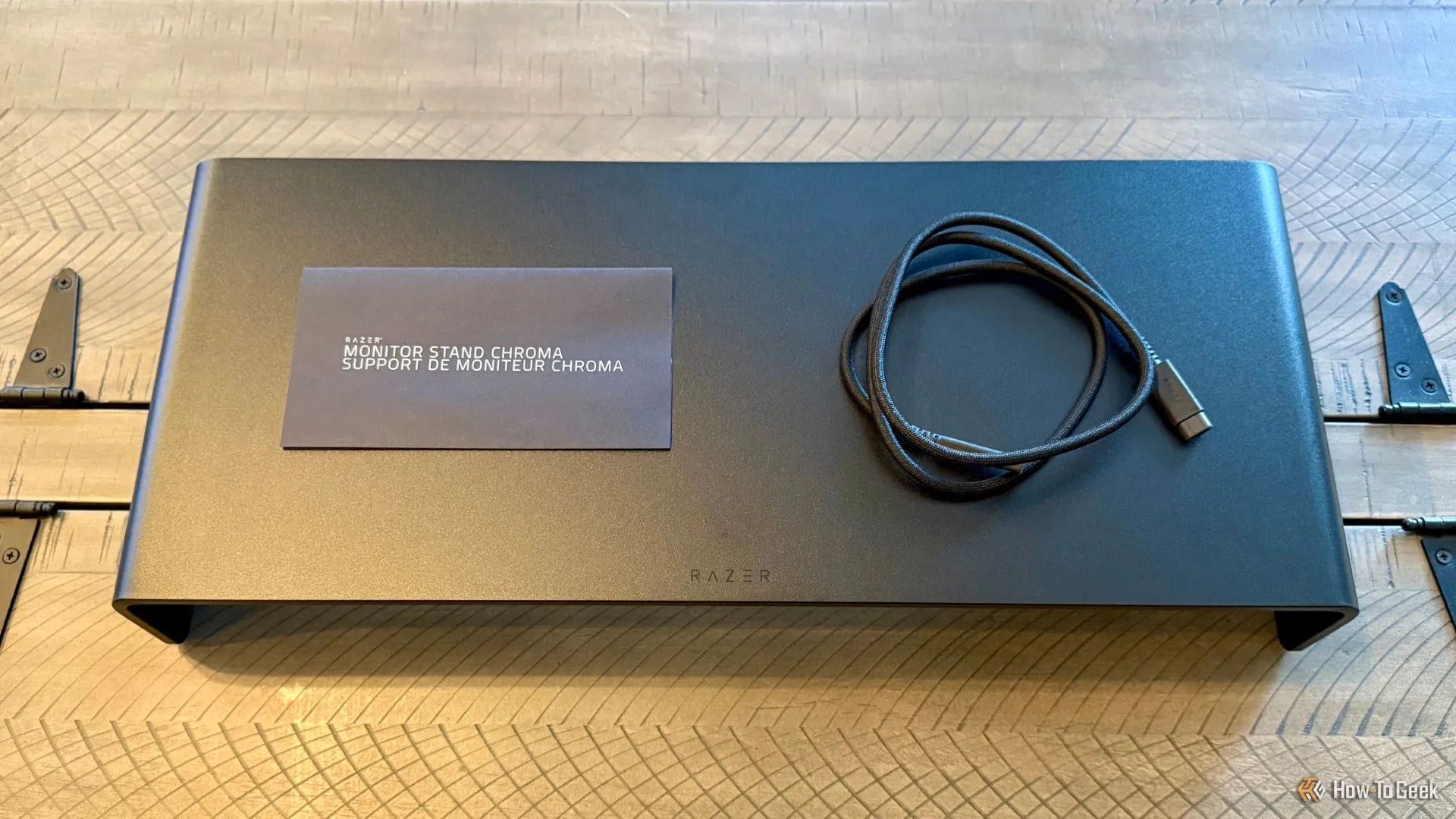 Các phụ kiện đi kèm trong hộp của chân đế màn hình Razer Monitor Stand Chroma bao gồm cáp USB-C