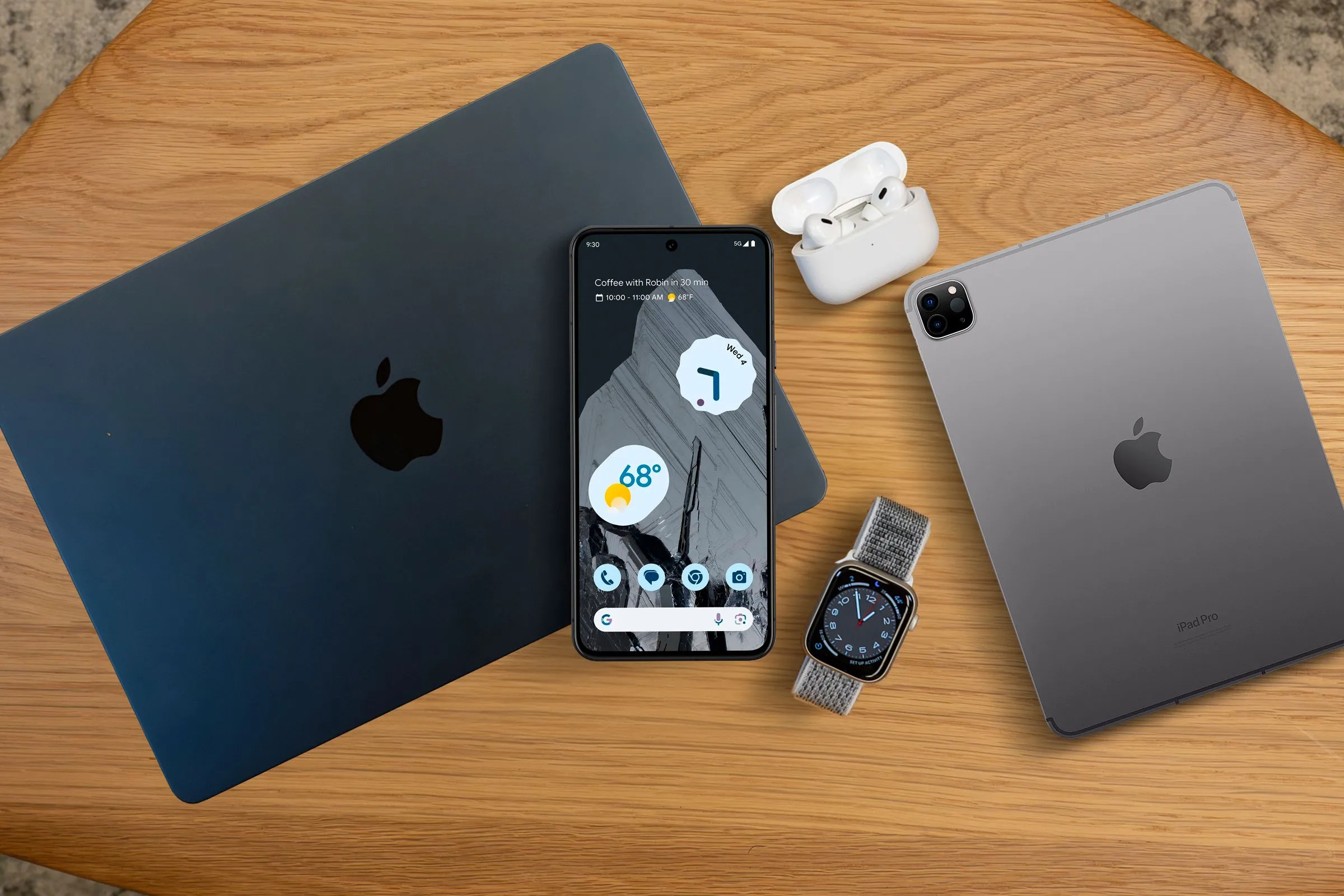 Các thiết bị công nghệ của Apple và điện thoại Android, minh họa khả năng tương thích đa nền tảng