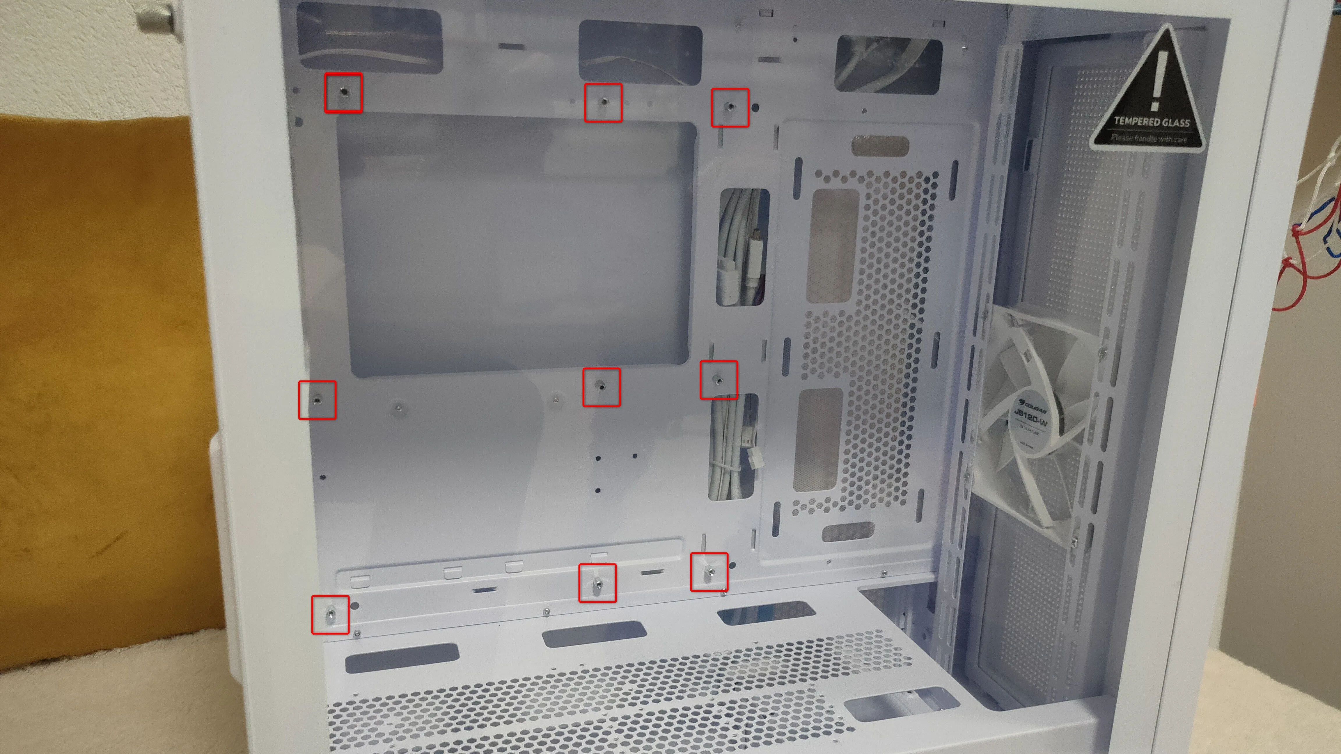 Các trụ đỡ bo mạch chủ (standoffs) được lắp đặt sẵn trong vỏ case máy tính.