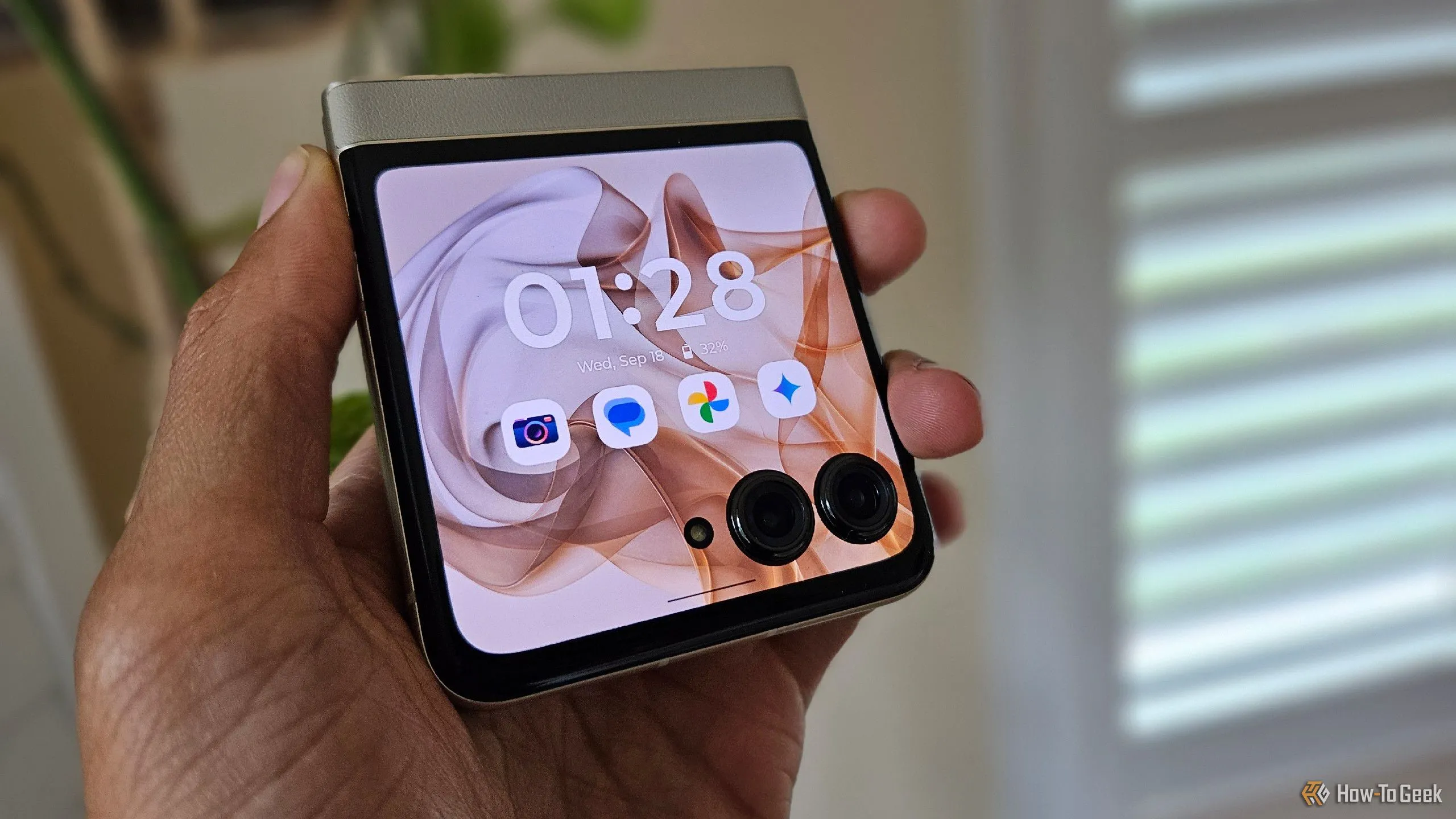 Cầm chiếc điện thoại Moto Razr 2024 trong tay, cho thấy thiết kế gập nhỏ gọn và hiện đại.