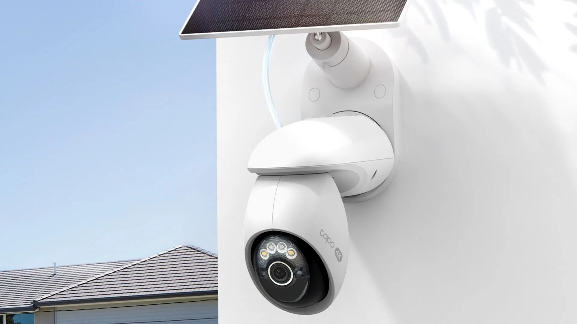 Camera an ninh TP-Link Tapo C660 lắp đặt ngoài trời với tấm pin năng lượng mặt trời, minh họa tính năng bền vững và tiện lợi