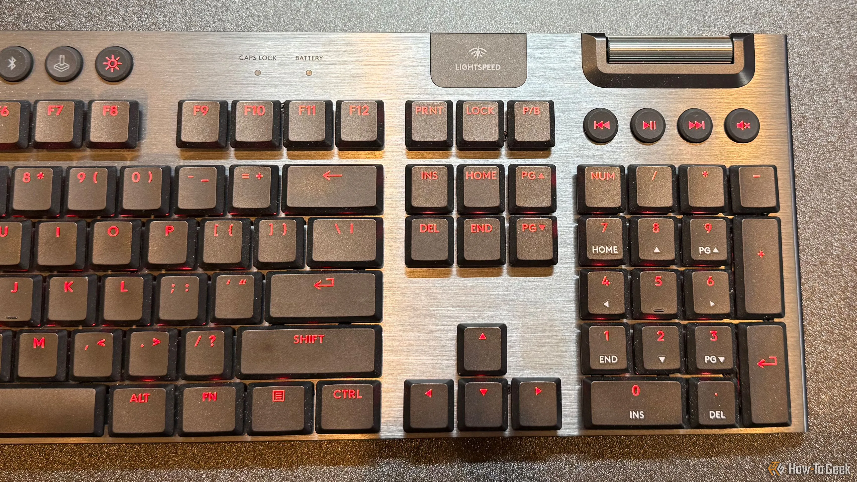 Cận cảnh cạnh phải bàn phím cơ Logitech G915 X Lightspeed với các phím macro G và con lăn âm lượng