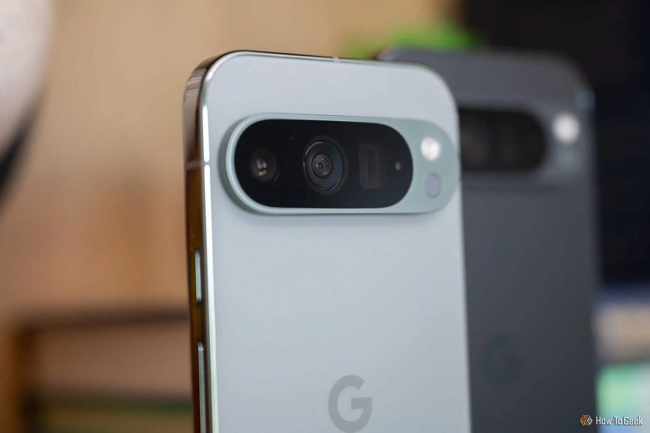 Cận cảnh cụm camera sau của Google Pixel 9 Pro, minh chứng cho hệ thống ba camera chất lượng cao.