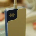 Cận cảnh logo Hyper phát sáng trên thân hub USB-C HyperDrive Flex màu trắng xanh, thể hiện thiết kế độc đáo của thiết bị.