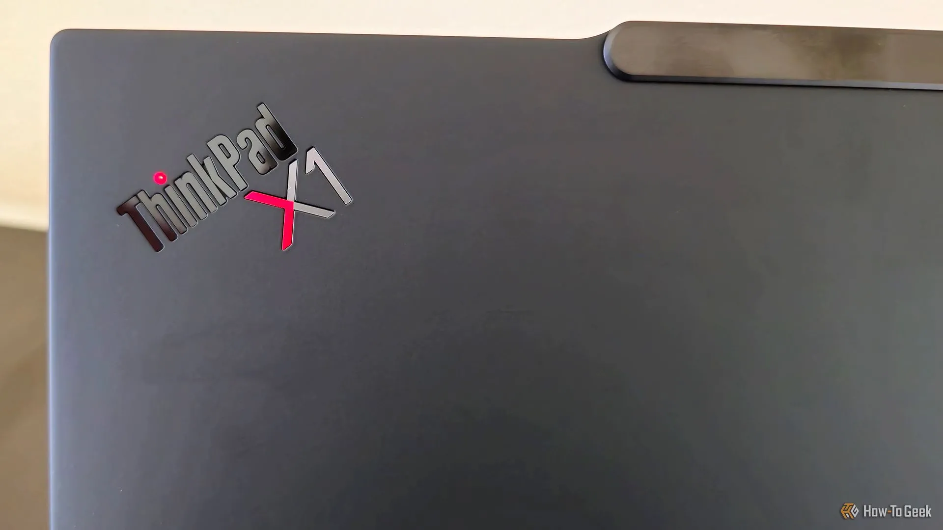 Cận cảnh logo ThinkPad màu đỏ ở mặt lưng laptop Lenovo ThinkPad X1 Carbon Gen 13 Aura Edition