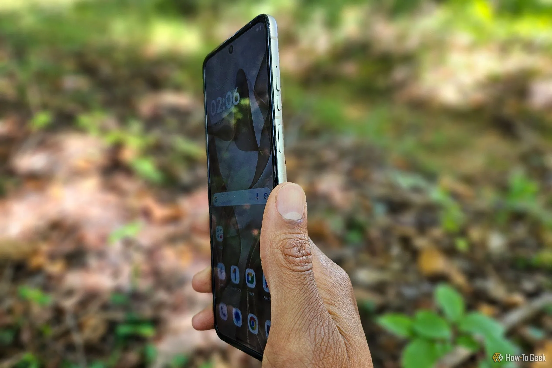 Cận cảnh nút tăng giảm âm lượng và nút nguồn trên cạnh của điện thoại Motorola Razr 2024.