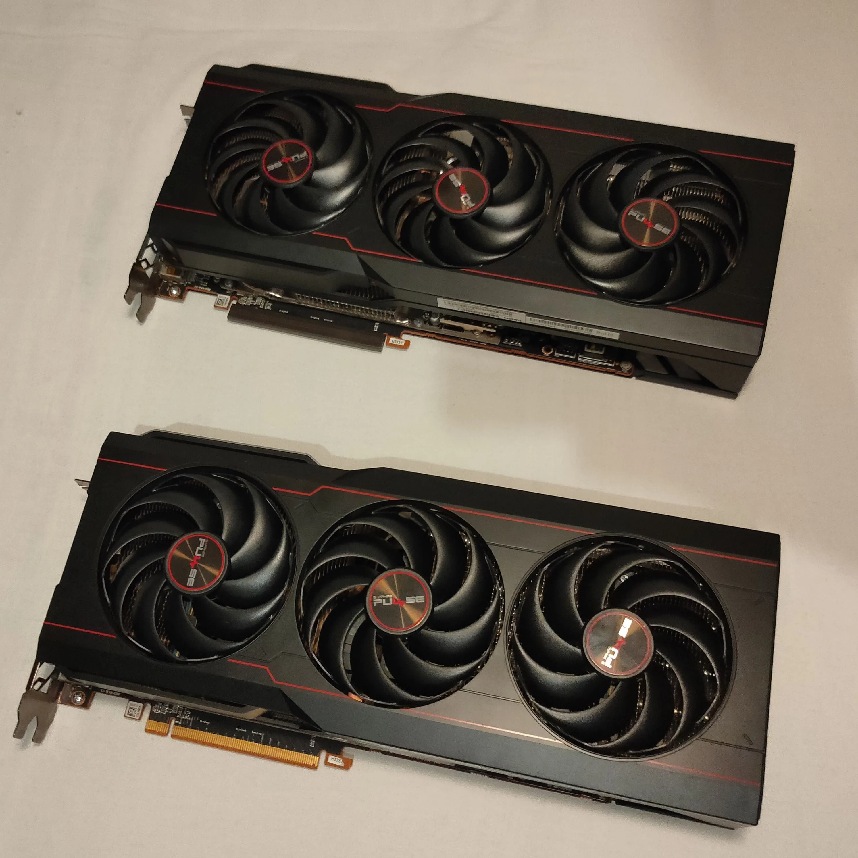 Cặp card đồ họa Sapphire Pulse RX 6800 XT đặt cạnh nhau