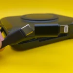 Cáp sạc USB-C tích hợp và đầu chuyển Lightning trên pin sạc dự phòng Raycon 5-in-1 Magic Laptop Power Bank.