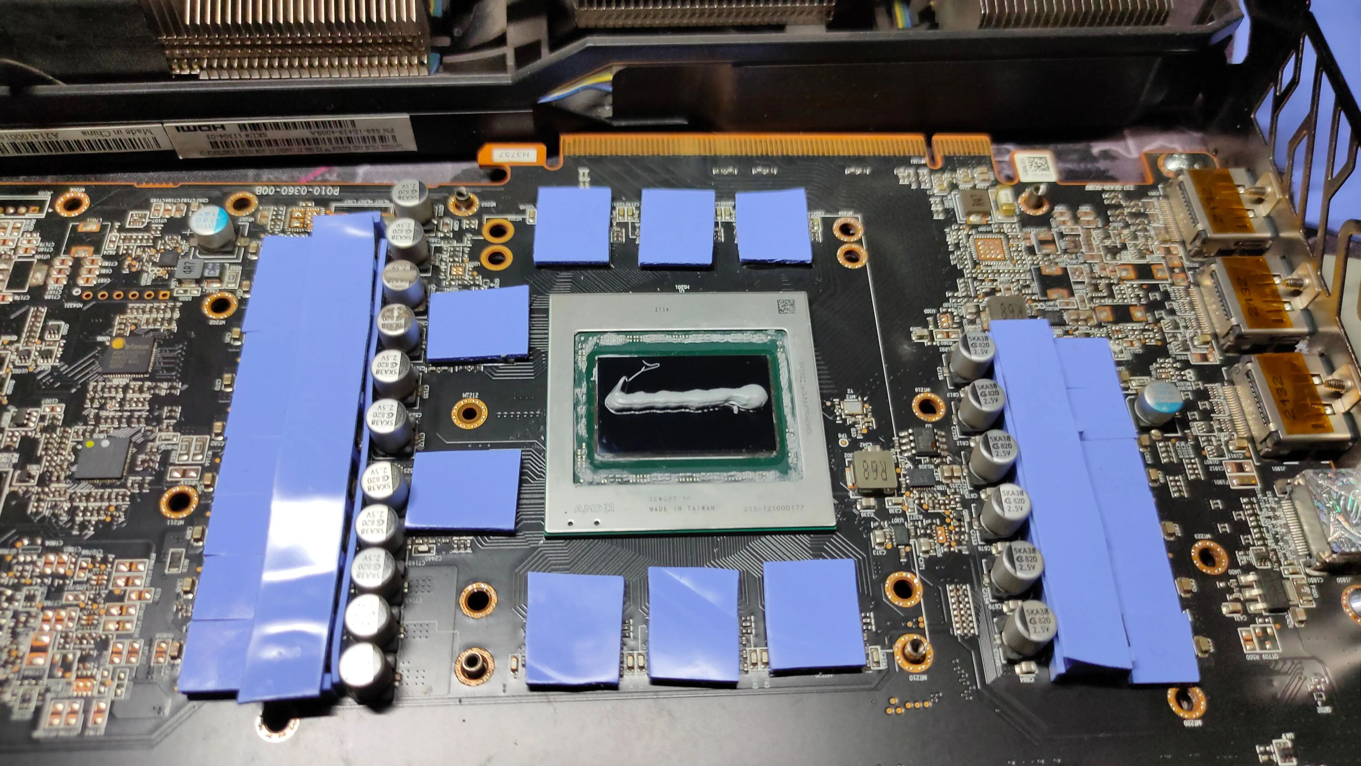 Card AMD RX 6800 XT trần với thermal pad và keo tản nhiệt mới