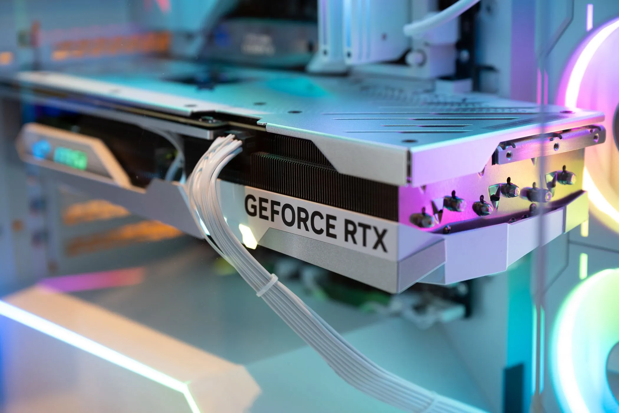 Card đồ họa NVIDIA GeForce RTX bên trong một máy tính gaming