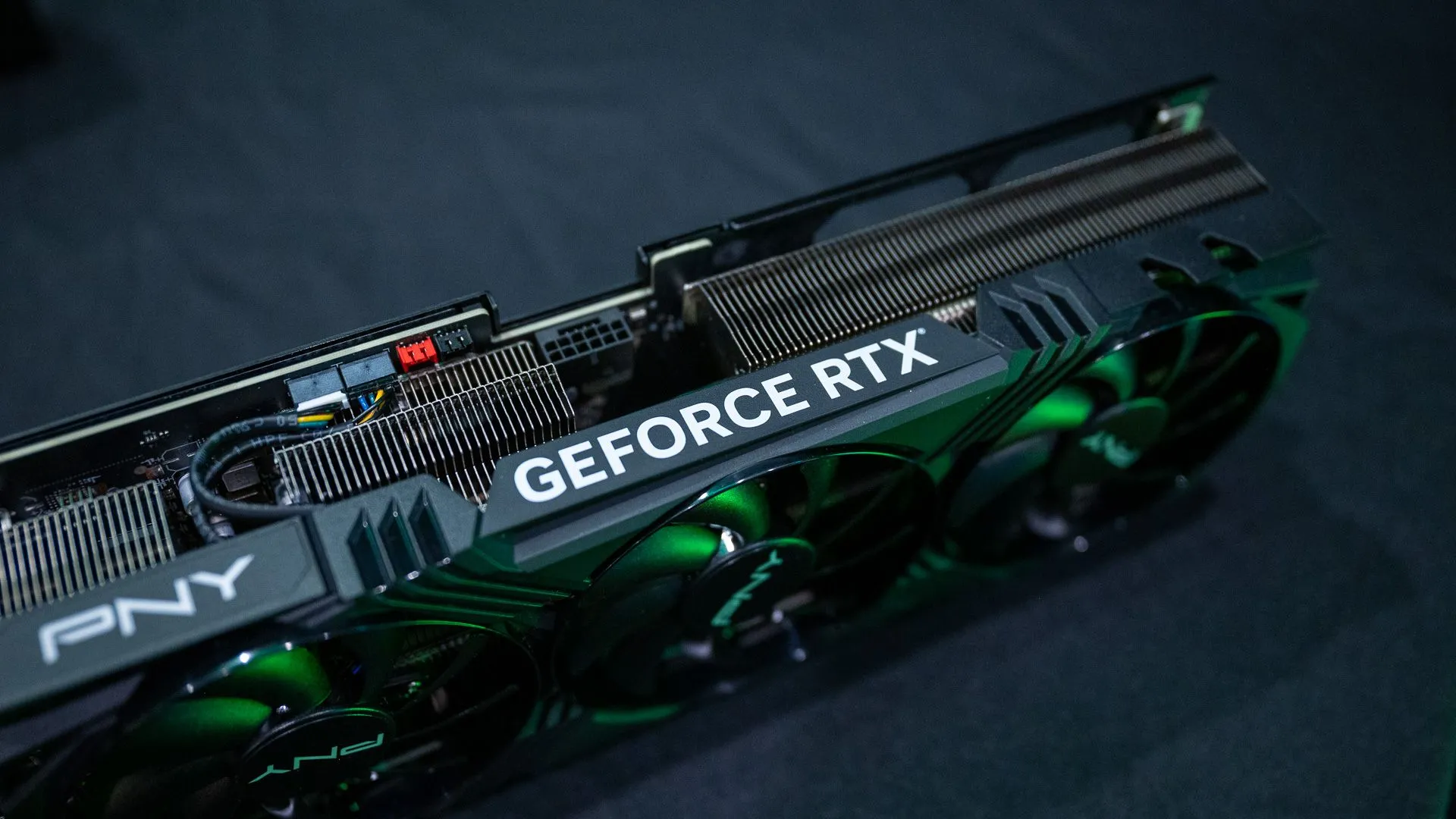 Card màn hình NVIDIA GeForce RTX 4070 Ti với logo RTX