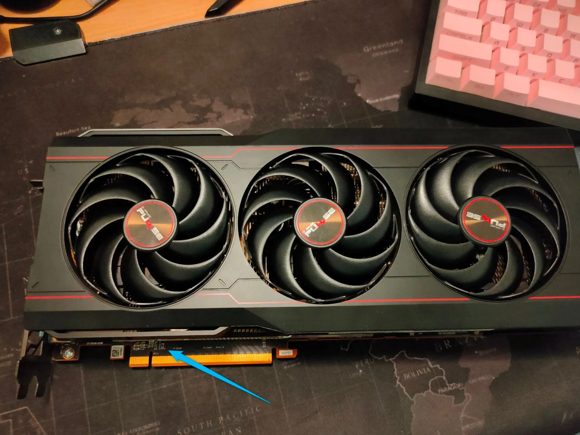 Card màn hình Sapphire AMD RX 6800 XT đặt trên tấm lót chuột