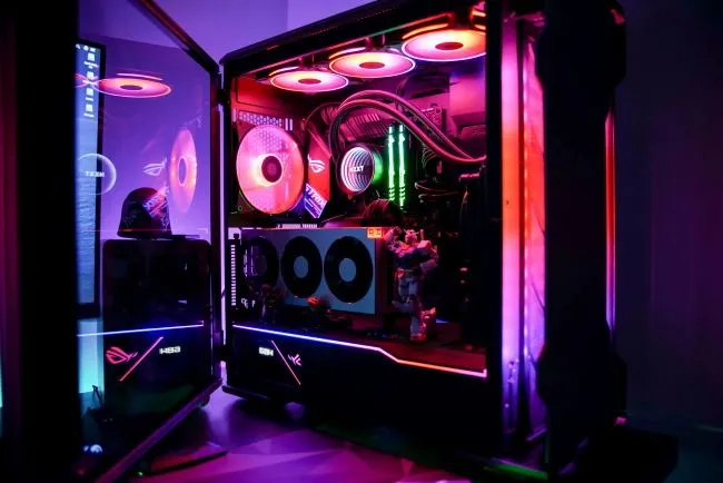 Chi tiết bên trong máy tính gaming với đèn RGB sáng rực, minh họa trải nghiệm lắp ráp đầy thỏa mãn và tự hào về thành quả.