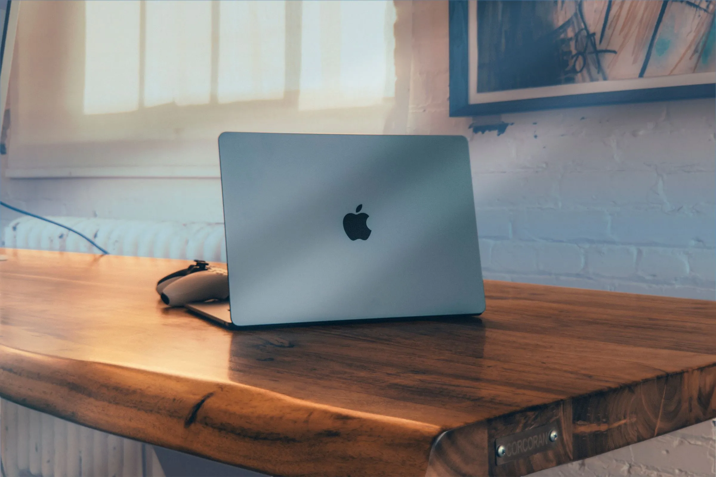 Chiếc MacBook Air hiện đại trên bàn gỗ, biểu tượng của sự ổn định và hiệu quả.