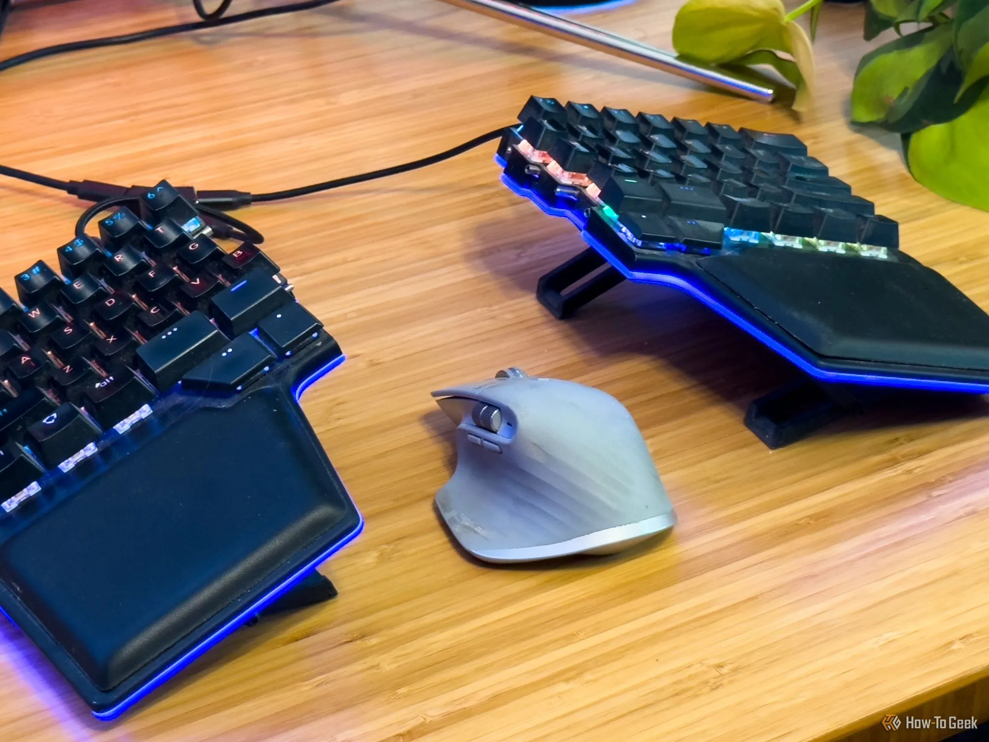 Chuột gaming đặt giữa bàn phím cơ tách rời, minh họa cho tầm quan trọng của việc kiểm soát chuột trong game bắn súng.