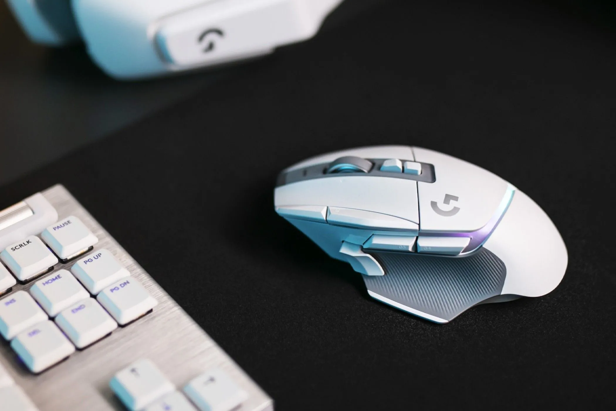 Chuột Logitech G502 đặt trên bàn.